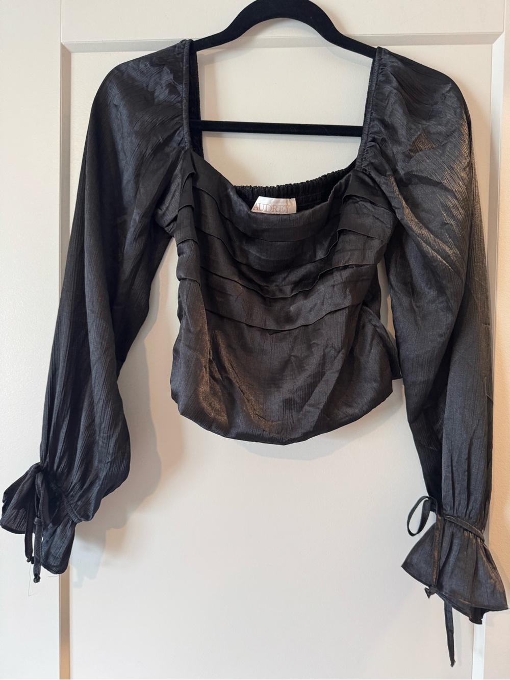 Francesca's Collections Black Ruffled Long-Sleeve Crop Top